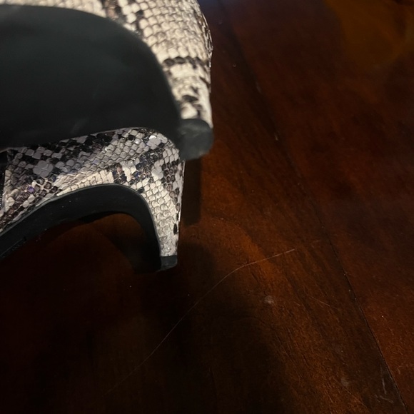 Beautiful low top boots with a low heel! - Picture 3 of 3